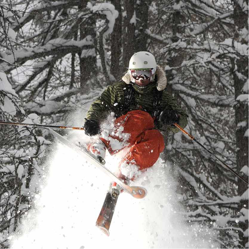 Skieur dans la poudreuse